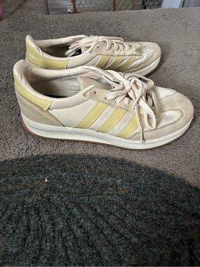 adidas Women's Cream Sneakers with Pale Yellow Stripes